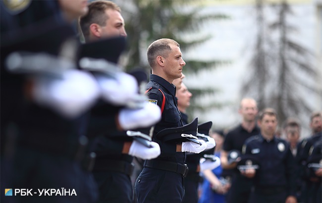 &quot;Стальная дисциплина&quot;: фоторепортаж с первого выпуска Академии патрульной полиции в Киеве